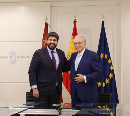 El presidente de la Región de Murcia, Fernando López Miras, y el presidente de la Fundación ”la Caixa”, Isidro Fainé, durante la firma del convenio marco entre ambas instituciones firmado hoy. 