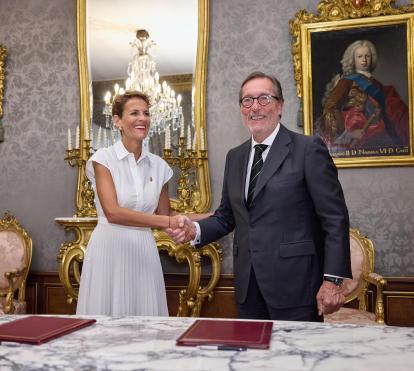 La presidenta de Navarra, María Chivite, y el director general de la Fundación "la Caixa", Antonio Vila Bertrán, durante la firma del convenio marco en Pamplona