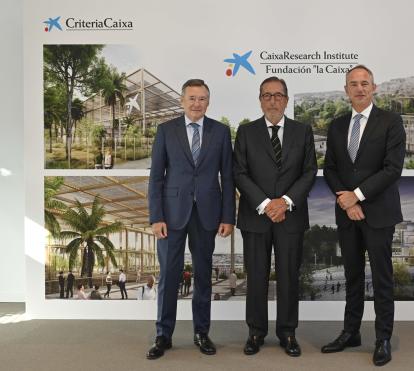 From left to right, the CEO of CriteriaCaixa, Ángel Simón; the Director General of ”la Caixa” Foundation, Antonio Vila; and the EIB Director General for EU Operations, Jean-Christophe Laloux.