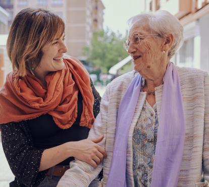 De izquierda a derecha: Isabel Lecumberri (técnica del Programa Siempre Acompañados de la Fundación Pauma) y Mercedes Garralda (beneficiaria del programa Siempre Acompañados de la Fundación "la Caixa").