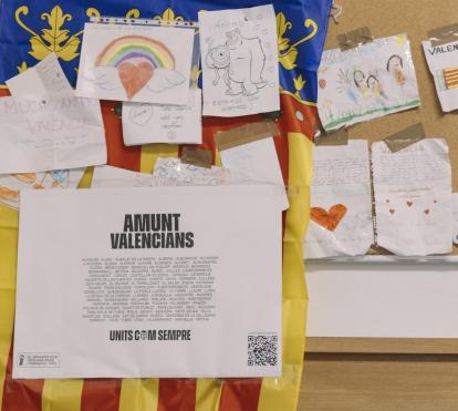 Mensajes de ánimo y dibujos hechos por niños y niñas en la sede del Proyecto Babhel.