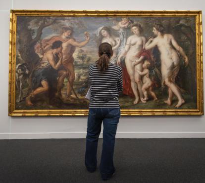 Una visitant admira l'obra «El judici de Paris» de Rubens a CaixaForum Barcelona.