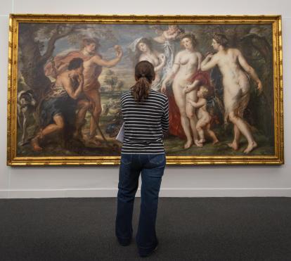 Una visitante admira la obra «El juicio de Paris» de Rubens en CaixaForum Barcelona.