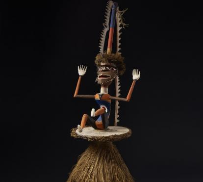 Tocado de danza de Nueva Bretaña, Papúa Nueva Guinea. Década de 1980. Madera, fibra i hoja de helecho.