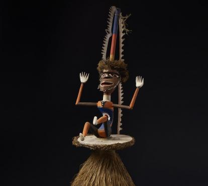 Tocado de danza de Nueva Bretaña, Papúa Nueva Guinea. Década de 1980. Madera, fibra y hoja de helecho.