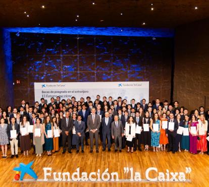 Foto de familia de los becarios del Programa de Becas de Posgrado de la Fundación ”la Caixa”.