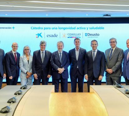 D'esquerra a dreta: Juan José Etxeberria, rector de la Universitat de Deusto; Javier Valle, conseller director general de VidaCaixa; Mar Vila, vicedegana de la Business School; Josep Maria Coronas, director general de Fundació “la Caixa”; Tomás Muniesa, president de CaixaBank; Jaume Guardiola, president del Patronat de la Fundció Esade; Jaume Masana, director de negoci de CaixaBank ; Antonio Allende SJ, rector de la Universitat Pontifica Comillas; i Sergi Loughney, director general adjunt d'Assumptes Corporatius de Fundació “la Caixa” escenifiquen l'acord.
