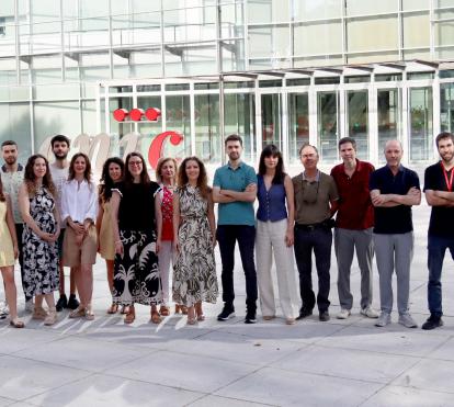 D'esquerra a dreta: Iván Fernández-López, Diego Mañanes, Ana Redondo-Urzainqui, Miguel Galán, Sarai Martínez-Cano, Marcos Femenía-Muiña, Vanessa Núñez, Eleftheria Papaioannou, Alessia Ferrarini, Coral Barbas, Annalaura Mastrangelo, Iñaki Robles-Vera, Vanesa Alonso-Herranz, Jesús Vázquez, David Sancho, Juan Antonio López i Rafael Barrero-Rodríguez