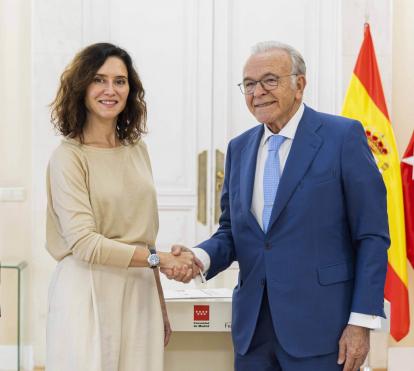 La presidenta de la Comunidad de Madrid, Isabel Díaz Ayuso, y el presidente de la Fundación ”la Caixa”, Isidro Fainé