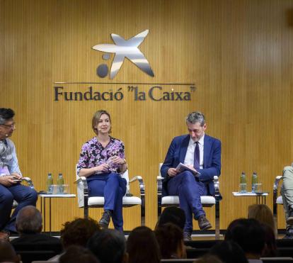 D’esquerra a dreta: Shrashtant Patara, director executiu de Development Alternatives i vicepresident executiu de DA Group (Delhi, Índia); Kasia Odrozek, coordinadora del *Business Council for Ethics of AI, Bioethics and Ethics of Science*, SHS Sector, UNESCO; José Moisés Martín Carretero, director general del Centre per al Desenvolupament Tecnològic i la Innovació (CDTI); i Gorka Espiau, director de l’Agirre Lehendakaria Center i director científic de Work4Progress (W4P).