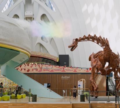 Vista general del Patagotitan Mayorum en la plaza Ágora de CaixaForum València.