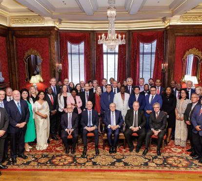 Foto de familia de la 34ª Asamblea General del WSBI, presidida por Isidro Fainé, celebrada en Washington.