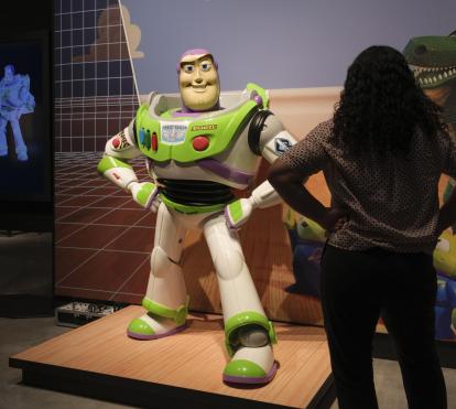 Una visitante posa junto a Buzzlightyear en la exposición de CaixaForum Sevilla. 