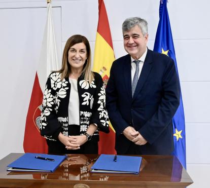De derecha a izquierda: la presidenta de Cantabria, María José Sáenz de Buruaga, y el director general de la Fundación ”la Caixa”, Josep Maria Coronas.