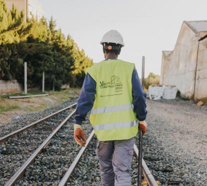 Mamadou trabaja en las tareas de reconstrucción del territorio gracias a la Fundación Nova Feina.