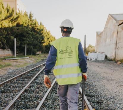 Mamadou is working on the reconstruction of the area thanks to the support of the Nova Feina Foundation.