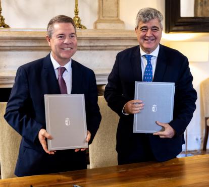 De izquierda a derecha: el presidente de la Junta de Comunidades de Castilla-La Mancha, Emiliano García-Page, y el director general de la Fundación ”la Caixa”, Josep Maria Coronas firmando el acuerdo marco que contempla la colaboración entre ambas instituciones.