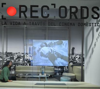 Imagen de la exposición Recuerdos. La vida a través del cine doméstico en CaixaForum Barcelona. 