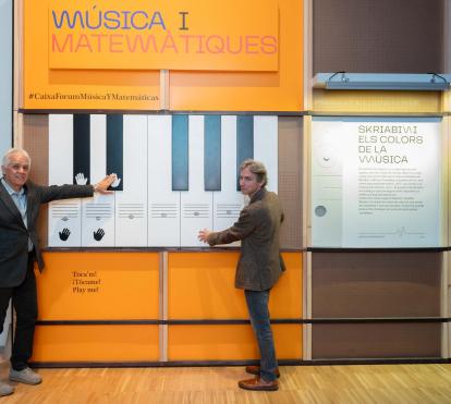 Carlos Calderón i Álvaro Borrás, a l'entrada de l'exposició a CaixaForum València.