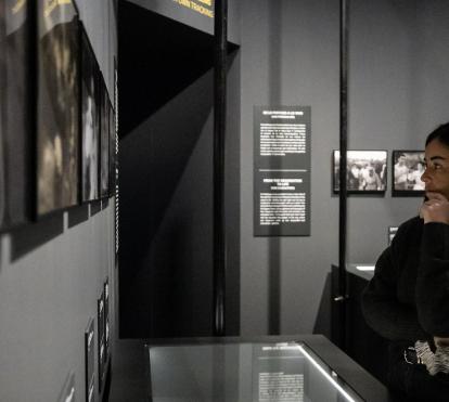 Una mujer en la muestra «Berlanga. Cine, vida y humor» en CaixaForum Zaragoza. 