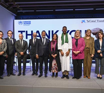 Foto de familia del "Diálogo para la innovación humanitaria: alianzas estratégicas para proteger y transformar el futuro de los refugiados" celebrado hoy en el Palau Macaya de la Fundación "la Caixa".