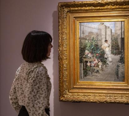 Una visitant admira l'obra «Parada de flors», present a l'exposició «La Botànica en l'art» a CaixaForum Girona.