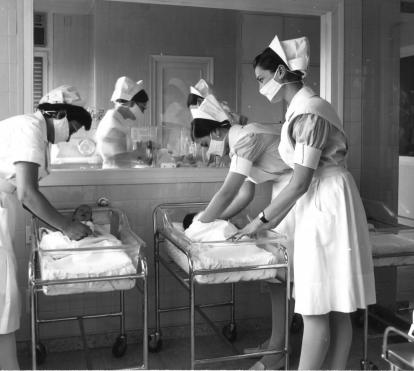 Escola d'Infermeria de Santa Madrona. Infermeres fent pràctiques a la clínica Maternal de l'Institut de la Dona que Treballa. 1969.