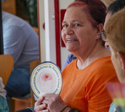 Una señora durante una de las dinámicas del encuentro intergeneracional en el Centro Social para Personas Mayores El Llano, en Gijón.