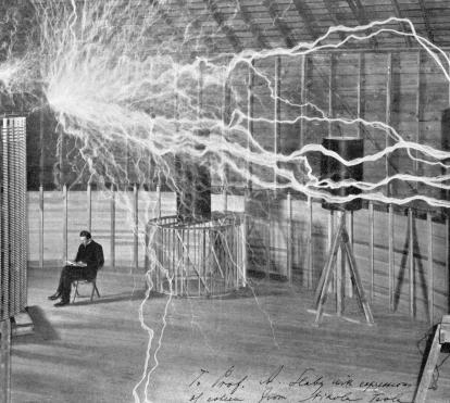 Exposición Nikola Tesla. Nikola Tesla en su laboratorio de Colorado Springs. Getty Images.