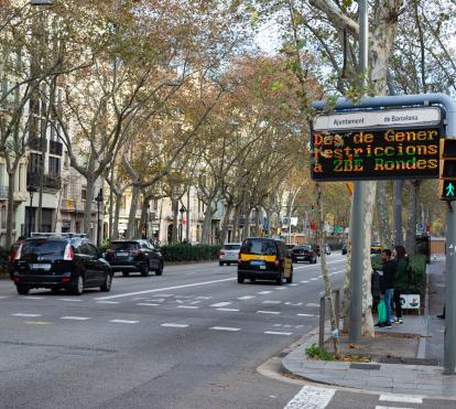 Cartell de trànsit anunciant restriccions a la Zona de Baixes Emissions a Barcelona.