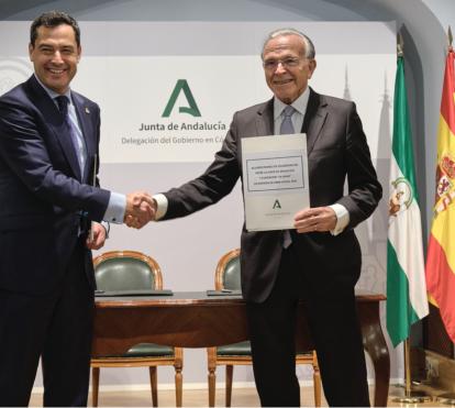 En la imagen, el presidente de la Junta de Andalucía, Juan Manuel Moreno, y el presidente de la Fundación ”la Caixa”, Isidro Fainé, durante la firma del convenio en Córdoba.