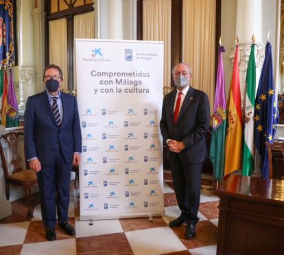 El director general de la Fundación ”la Caixa”, Antonio Vila Bertrán, y el alcalde de Málaga, Francisco de la Torre, han presentado la renovación del convenio para el desarrollo de actividades culturales en la ciudad.