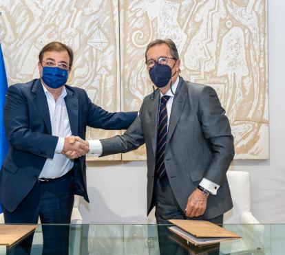 El presidente de la Junta de Extremadura, Guillermo Fernández Vara, y el director general de la Fundación ”la Caixa”, Antonio Vila Bertrán, durante la firma del convenio en Mérida.