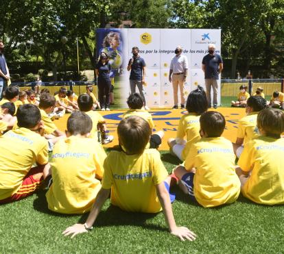 El Cruyff Court Ander Herrera es el octavo impulsado fruto de un acuerdo entre la Fundación Cruyff y la Fundación ”la Caixa” para promover el deporte como vía de inclusión y cohesión social.