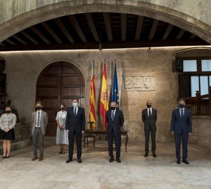 Foto de familia del presidente de la Generalitat Valenciana, Ximo Puig; el presidente de la Fundación ”la Caixa”, Isidro Fainé; el director territorial de CaixaBank en la Comunitat Valenciana, Xicu Costa; el director corporativo de Territorio y Centros de la Fundación “la Caixa”, Rafael Chueca; el responsable territorial de la Fundación “la Caixa” en Valencia, Álvaro Borrás; la delegada de la Fundación “la Caixa” en Castellón, Soraya Casado, y la delegada de la Fundación “la Caixa” en Murcia y Alicante, Lourdes Toribio.