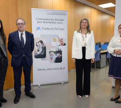 De izquierda a derecha: la responsable del Espacio Fundación ”la Caixa” Murcia, Rocío Vera, el subdirector general de la Fundación ”la Caixa”, Marc Simón; la directora territorial de CaixaBank en Murcia, Olga García, y la delegada de la Fundación ”la Caixa” en Alicante y Murcia, Lourdes Toribio, en la presentación.