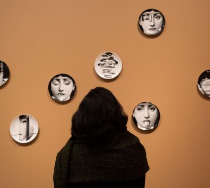 Piero Fornasetti, Plato de pared de la serie Tema e Variazioni, después de 1950. Cortesía de Fornasetti.