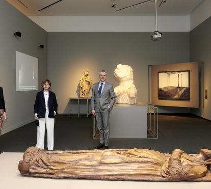 De izquierda a derecha: la directora del Área de Exposiciones y Colección de la Fundación ”la Caixa”, Isabel Salgado; la exdirectora del Museo Nacional de Escultura y comisaria de la muestra, María Bolaños, y el director de CaixaForum Zaragoza, Ricardo Alfós, han presentado la exposición Non finito. El arte de lo inacabado, que se podrá visitar hasta el 29 de mayo de 2022 en CaixaForum Zaragoza.