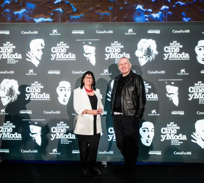 La directora general adjunta de la Fundación ”la Caixa”, Elisa Durán, y el diseñador de moda y director artístico de la muestra, Jean Paul Gaultier, han presentado la exposición Cine y moda. Por Jean Paul Gaultier en CaixaForum Madrid.