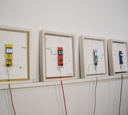 Hamilton Mestizo, Snake Unintelligent Agent – Colours, 2019. Pintura acrílica sobre fusta, components electrònics, pantalles de Nokia 5110, microcontroladors, sensor piezoelèctric i programació. Cortesia de l’artista.