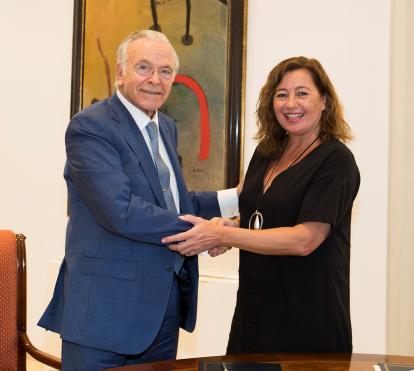 La presidenta del Govern de les Illes Balears, Francina Armengol, i el president de la Fundació ”la Caixa”, Isidre Fainé, signen el conveni marc d'Acció Social.