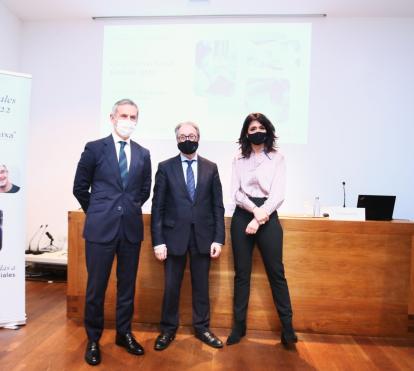 De izquierda a derecha: el director territorial Norte de CaixaBank, Juan Pedro Badiola; el subdirector general de la Fundación ”la Caixa”, Marc Simón, y la Responsable territorial de la Fundación ”la Caixa” en Galicia, Susan Santos, durante la presentación.