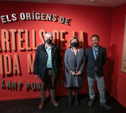 De izquierda a derecha: el conservador jefe del Gabinete de Dibujos y Grabados del Museu Nacional d’Art de Catalunya (MNAC), Francesc Quílez; la directora de CaixaForum Lleida, Maribel Tost, y el comisario de la muestra, Ricard Bru, han presentado en CaixaForum Lleida la exposición Carteles de la vida moderna. Los orígenes del arte publicitario.