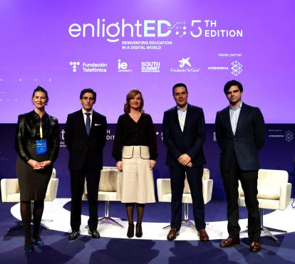 De izquierda a derecha: la directora de Ecosistemas de South Summit, Liz Fleming; el presidente de Telefónica, José María Álvarez-Pallete; la ministra de Educación y Formación, Pilar Alegría; el director corporativo de Educación y Marketing de la Fundación ”la Caixa”, Xavier Bertolín,  y el CEO de IE University, Diego del Alcázar, en el acto de clausura de enlightED.