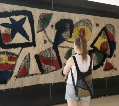 CaixaForum Barcelona ha trasladado al vestíbulo el tapiz que Joan Miró y el artista textil Josep Royo crearon para ”la Caixa”.