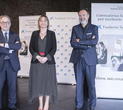 De izquierda a derecha: el subdirector general de la Fundación ”la Caixa”, Marc Simón; la directora territorial de CaixaBank en Extremadura, María Jesús Català, y el delegado de la Fundación ”la Caixa” en Extremadura, Santiago Cambero.