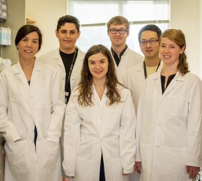 Pilar Baldominos (en el centro) junto a Judith Agudo (izquierda) en su laboratorio del Dana-Farber Cancer Institute de Harvard.