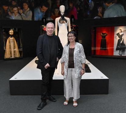 El diseñador de moda y director artístico de la muestra, Jean Paul Gaultier, y la directora general adjunta de la Fundación ”la Caixa”, Elisa Durán, han presentado la exposición Cine y moda. Por Jean Paul Gaultier en CaixaForum Barcelona.