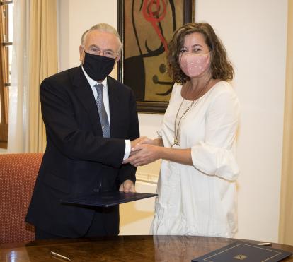 La presidenta del Govern de les Illes Balears, Francina Armengol, i el president de la Fundació ”la Caixa”, Isidre Fainé, signen el conveni marc d’Obra Social.