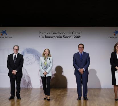 De izquierda a derecha: el subdirector general adjunto de la Fundación “la Caixa”, Marc Simón; la vicepresidenta primera y ministra de Asuntos Económicos y Transformación Digital, Nadia Calviño; el director general de la Fundación ”la Caixa”, Antonio Vila, y Raquel Sebastián, Responsable del Departamento de Prospección e Intermediación Empresarial de la Asociación Trabajando en Positivo.